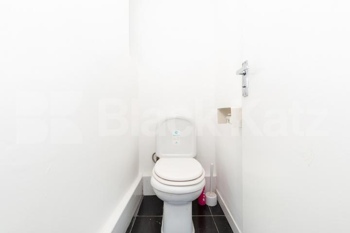 Three double bedroom property with modern kitchen and spacious lounge Damien Street, Whitechapel
